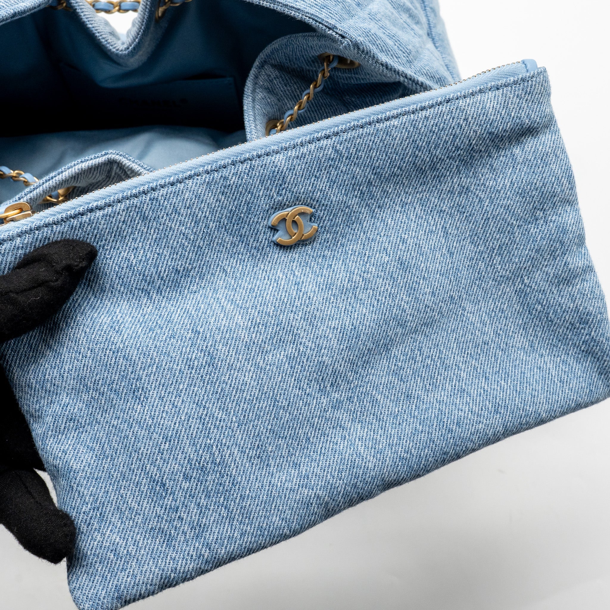 CHANEL 25 MEDIUM HANDBAG WASHED DENIM BLUE GHW (MICROCHIP) - Image 13