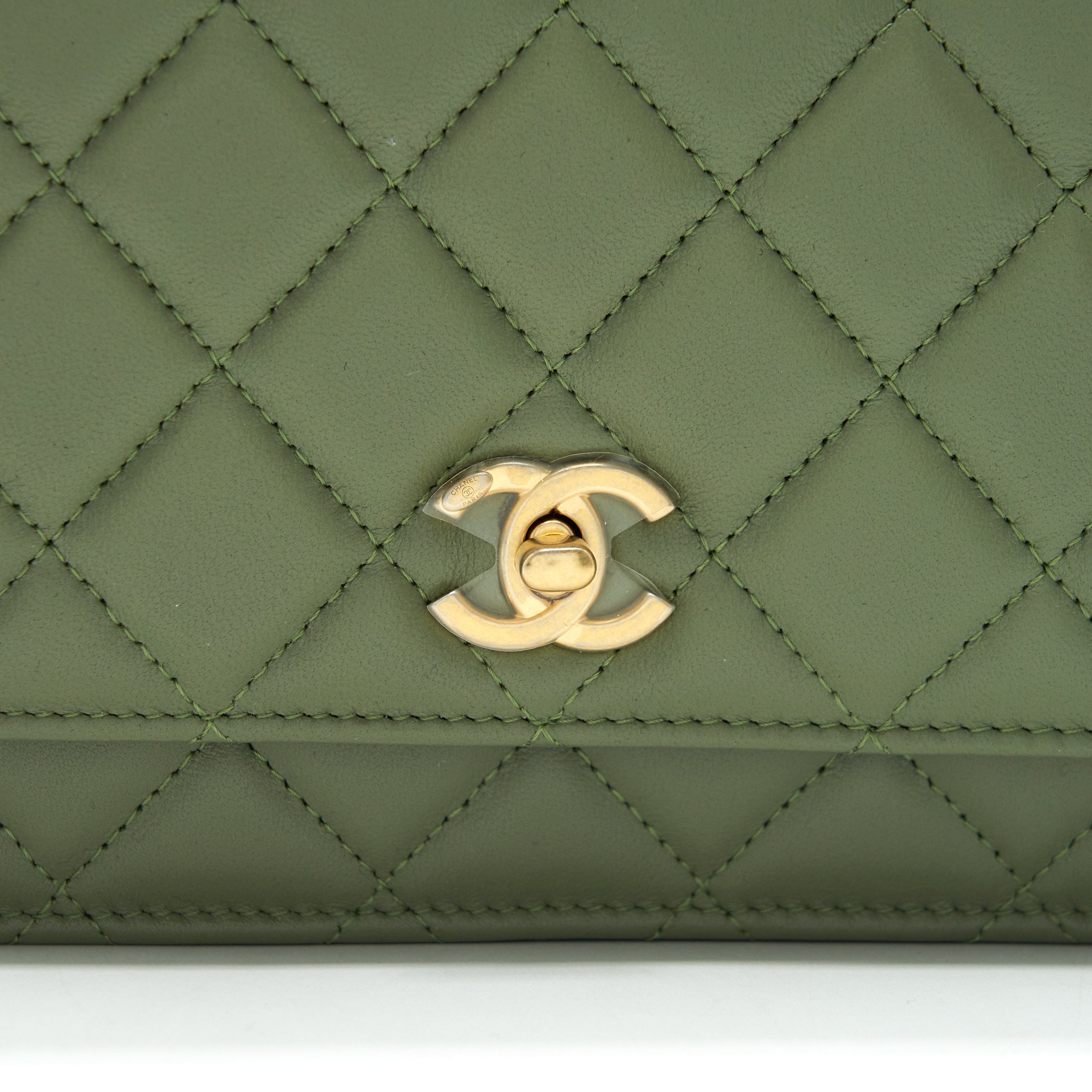 CHANEL 21B GREEN GHW PEARL CRUSH WALLET ON CHAIN - Image 10