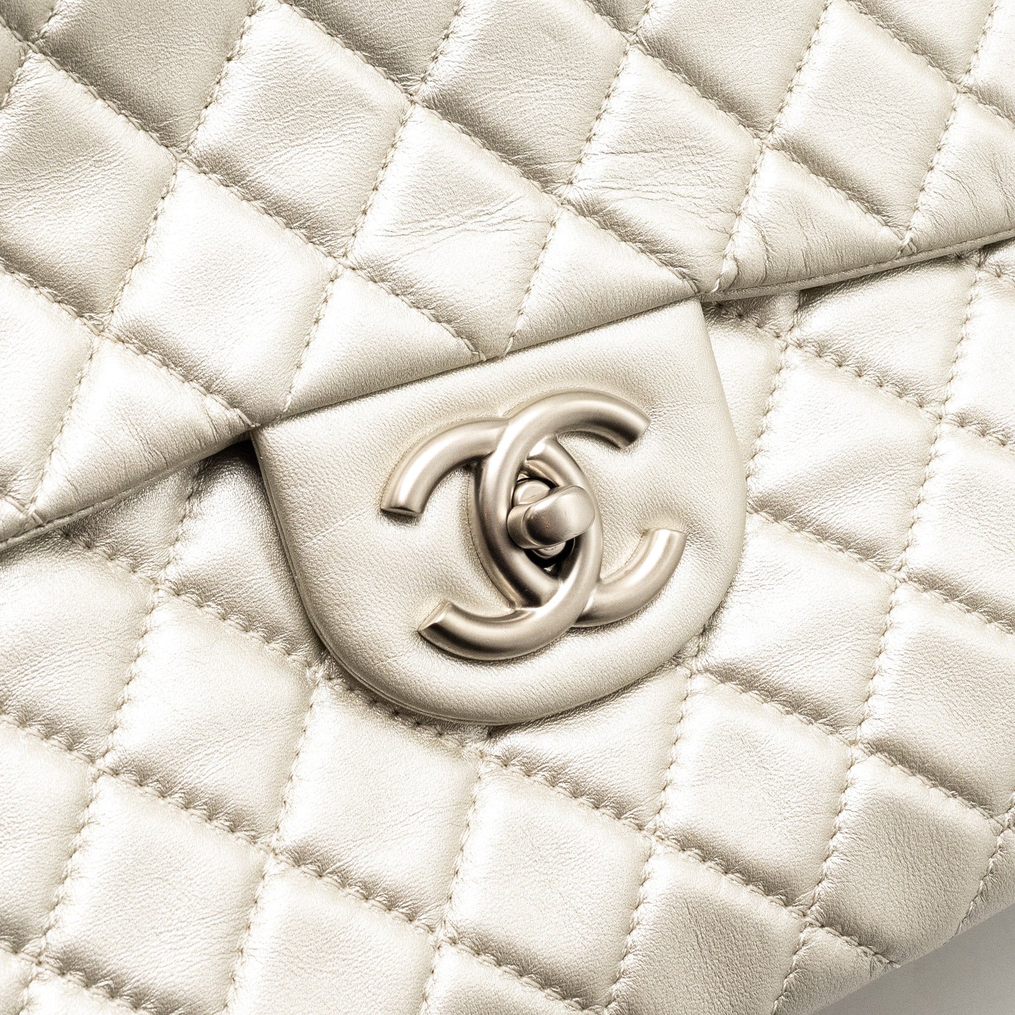 CHANEL CLASSIC QUILTED FLAP BAG LAMBSKIN METALLIC PALE GOLD SHW - Image 12