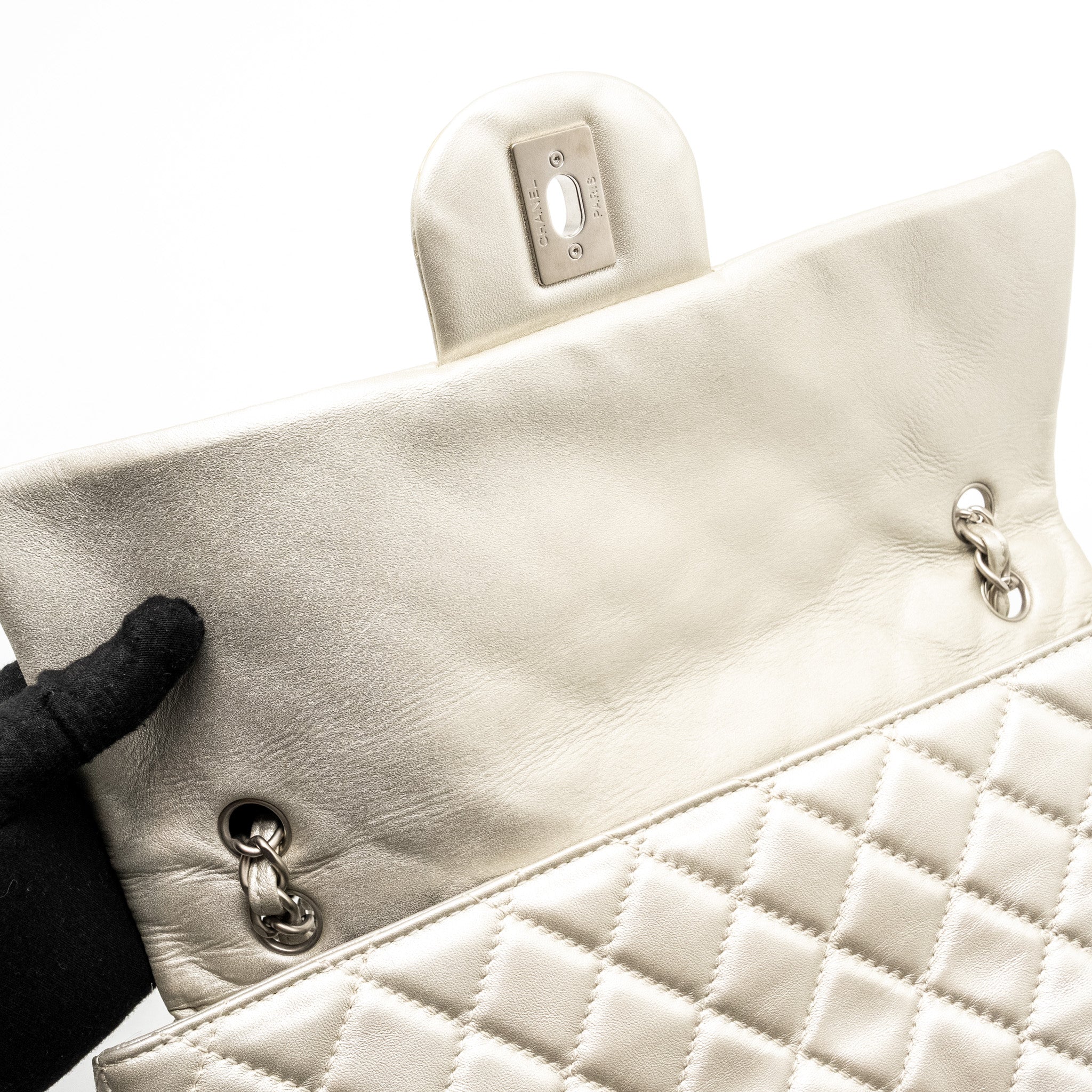 CHANEL CLASSIC QUILTED FLAP BAG LAMBSKIN METALLIC PALE GOLD SHW - Image 15